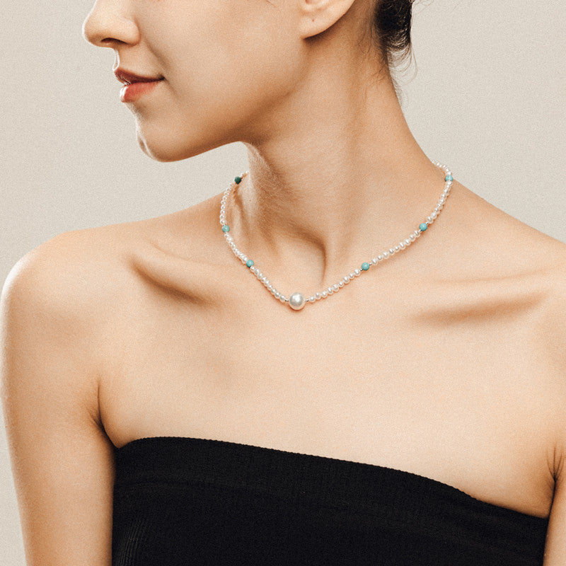 Elegant woman wearing  pearl necklace 