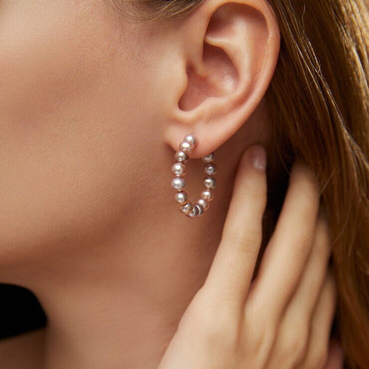 How much should the weight of pearl earrings generally be?