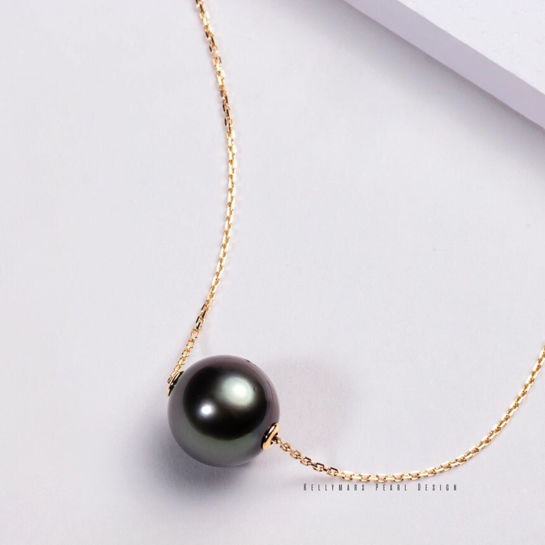 Noir – 9–9.5mm Black Tahitian Solitaire Pearl Necklace in 18K Solid Gold