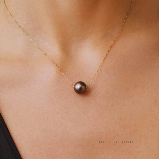 Noir – 9–9.5mm Black Tahitian Solitaire Pearl Necklace in 18K Solid Gold