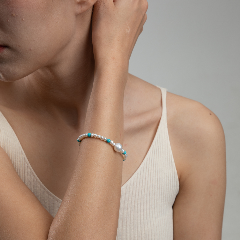 Azura – 5–7.5mm Natural Freshwater Pearl and Turquoise Beaded Bracelet