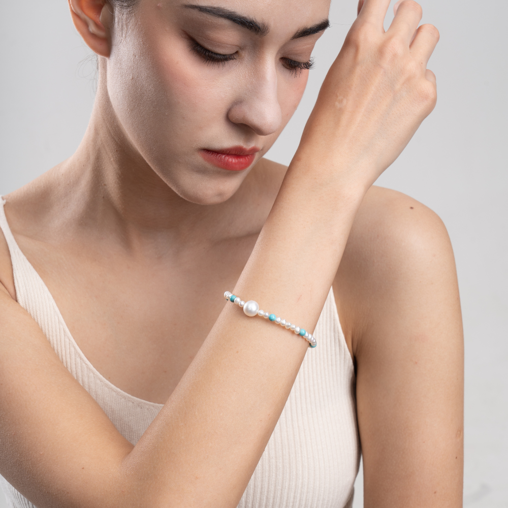 Azura – 5–7.5mm Natural Freshwater Pearl and Turquoise Beaded Bracelet