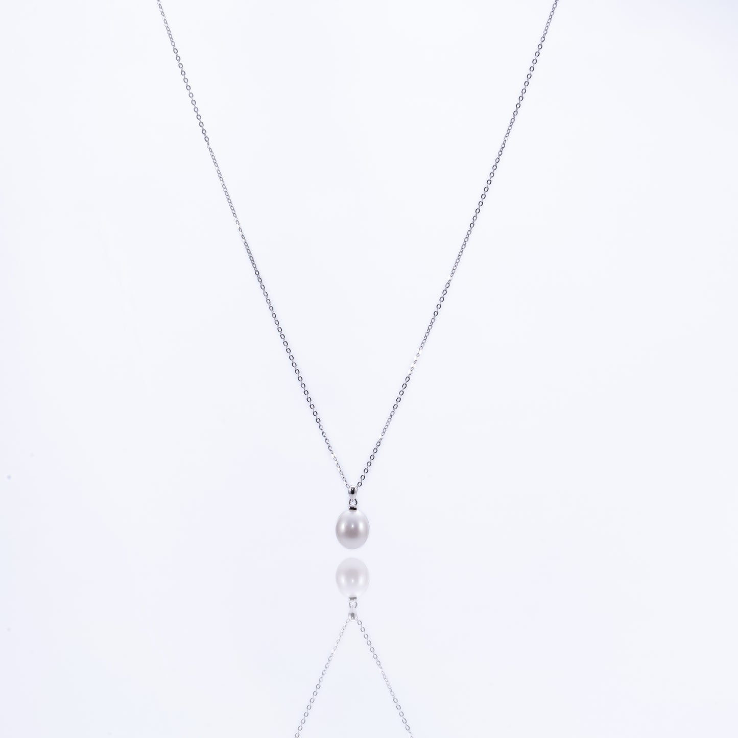 Lumen – 7–7.5mm Natural Oval Freshwater Pearl Pendant