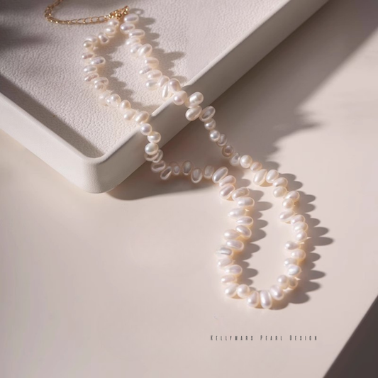 Natural baroque pearls arranged asymmetrically on an 18K gold plated chain – Faye pearl necklace detail